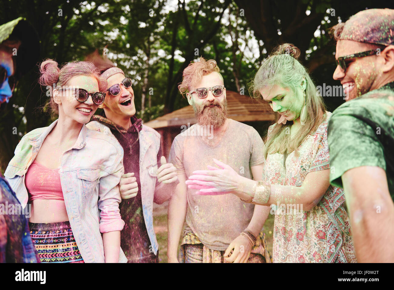 Freunde sind glücklich auf dem Holi-festival Stockfoto