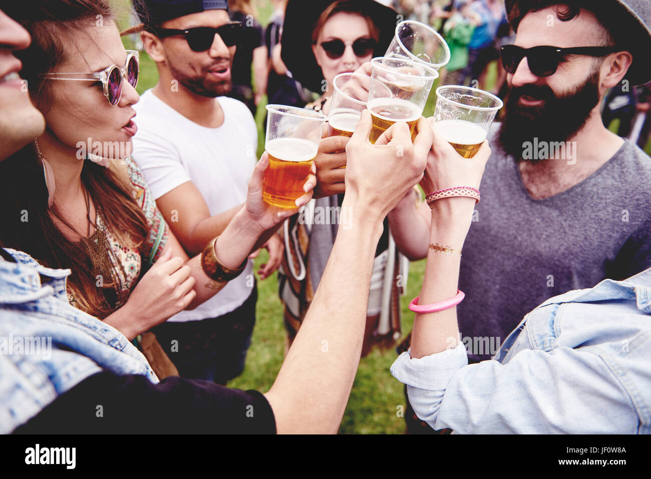 Gruppe von Freunden ein Bier trinken, bei den Festspielen Stockfoto