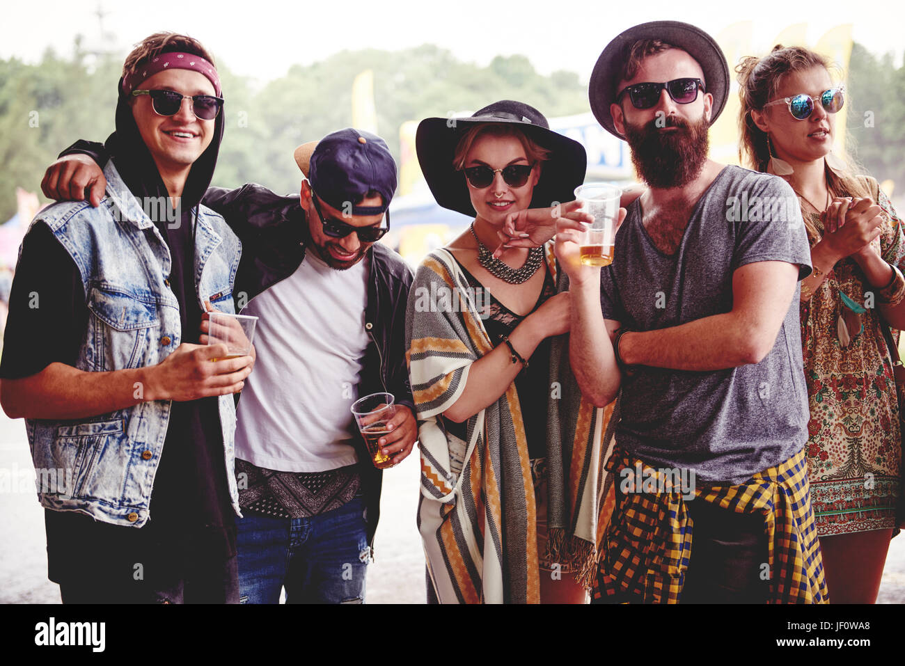 Modische Freunde beim Musikfestival Stockfoto