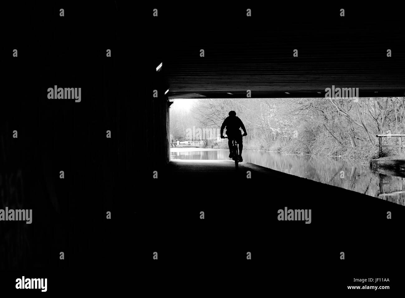 Am frühen Morgen Radfahrer auf der Leeds Liverpool Canal, in der Nähe von Leeds City Centre. West Yorkshire, England. Stockfoto