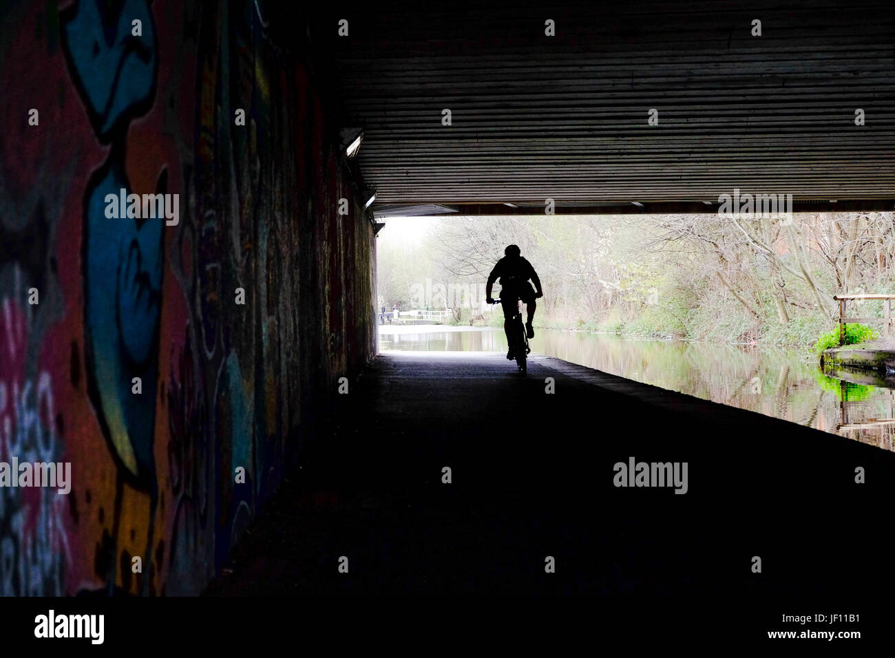 Am frühen Morgen Radfahrer auf der Leeds Liverpool Canal, in der Nähe von Leeds City Centre. West Yorkshire, England. Stockfoto