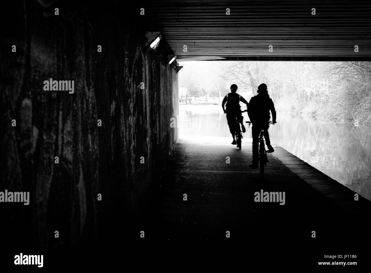 Am frühen Morgen Radfahrer auf der Leeds Liverpool Canal, in der Nähe von Leeds City Centre. West Yorkshire, England. Stockfoto