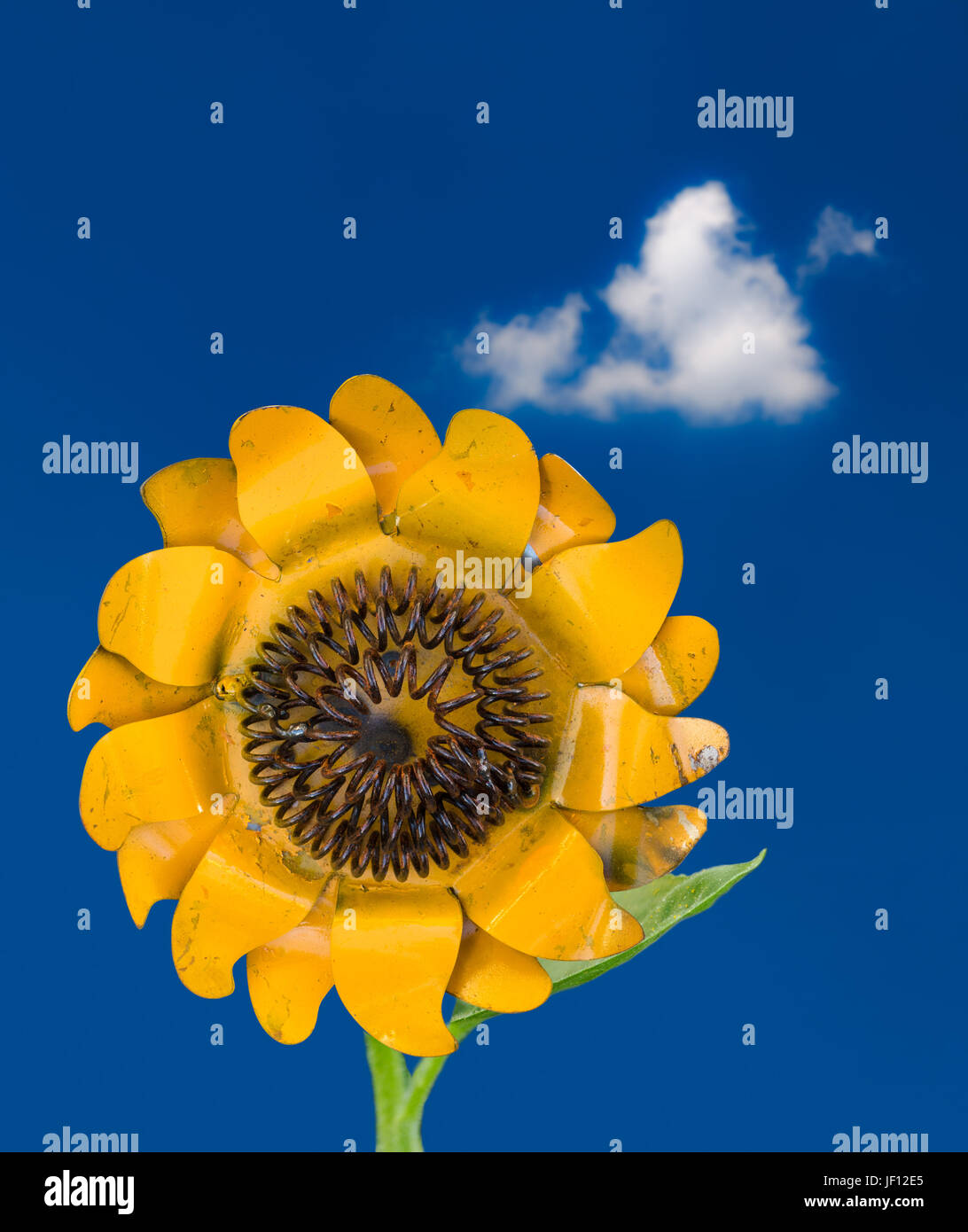 Metall Sonnenblumen gegen den blauen Himmel Stockfoto