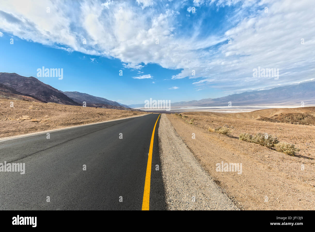 Straße im Death Valley in Kalifornien Stockfoto