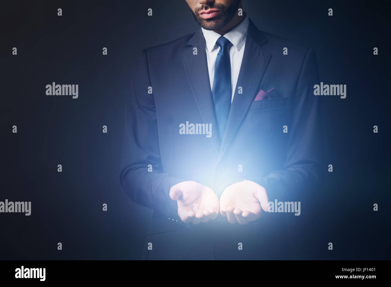 Licht strahlt von Geschäftsmann Hände. Neue Idee, erstklassige Produktkonzept. Stockfoto