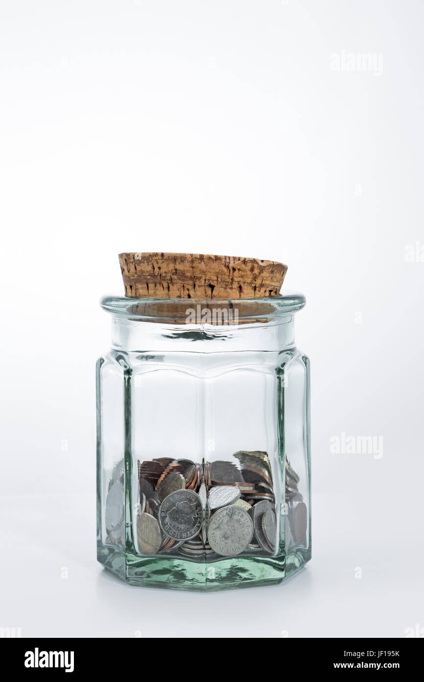 Glas halb voll UK Sterling Münzen. Stockfoto