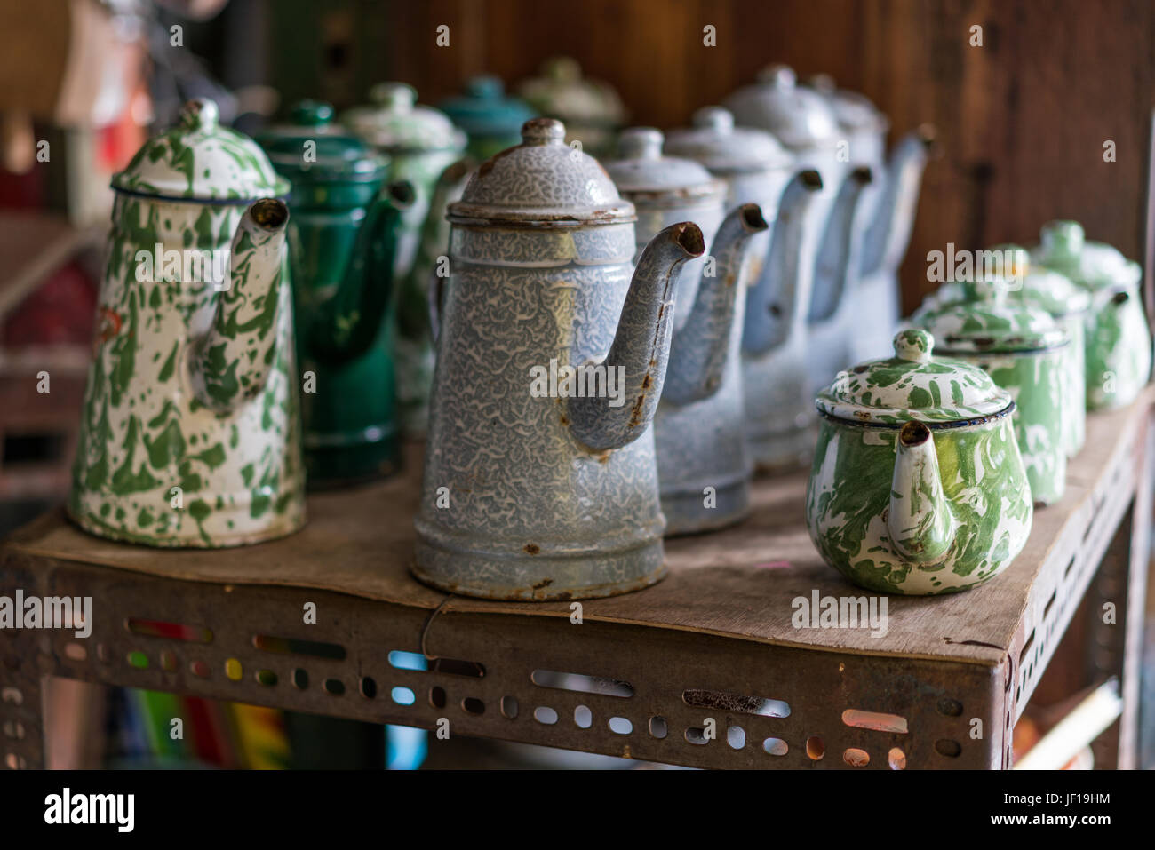 Anzeige der rustikalen emailliertem Blech Kaffeekannen und Teekannen. Stockfoto