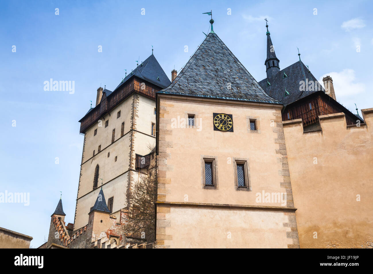 Burg Karlstein Türme unter blauem Himmel. große gotische Burg gegründet 1348 CE von Charles IV, Heiliger römischer Kaiser Elect und König von Böhmen. Das Hotel liegt in Ka Stockfoto