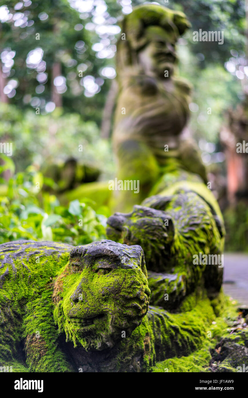 Gruselig aussehende Affe Steinskulpturen in Sacred Monkey Forest Sanctuary, in Ubud, Indonesien. Stockfoto