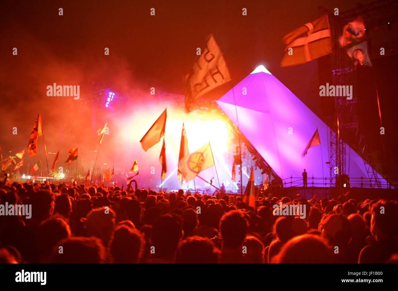 Die Aussicht von der Masse wie Radiohead Schlagzeile der Pyramide-Bühne am Freitag beim Glastonbury Festival, Pilton, Somerset, England, UK, Juni 2017. Stockfoto
