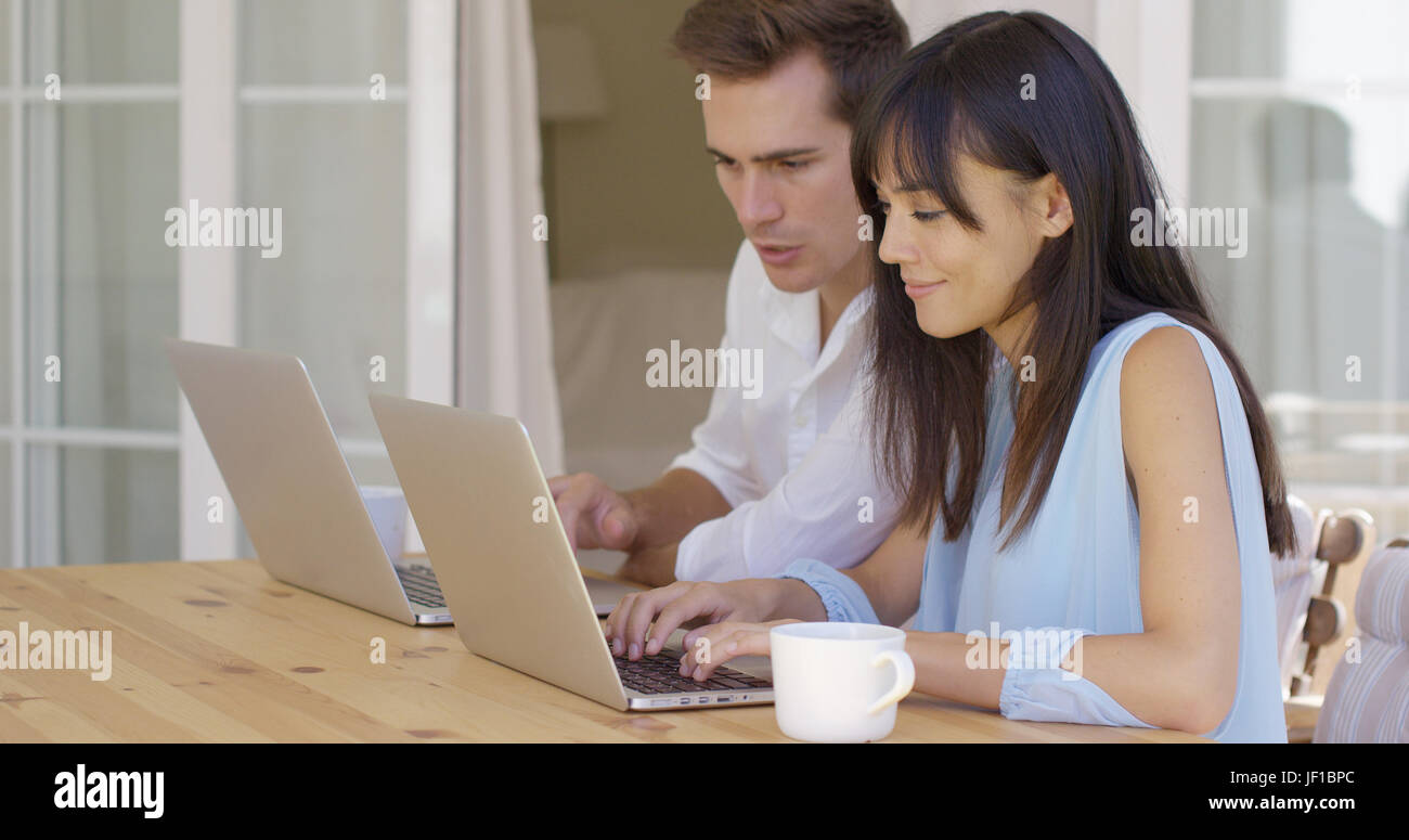 Paar auf Laptops arbeiten zusammen Stockfoto
