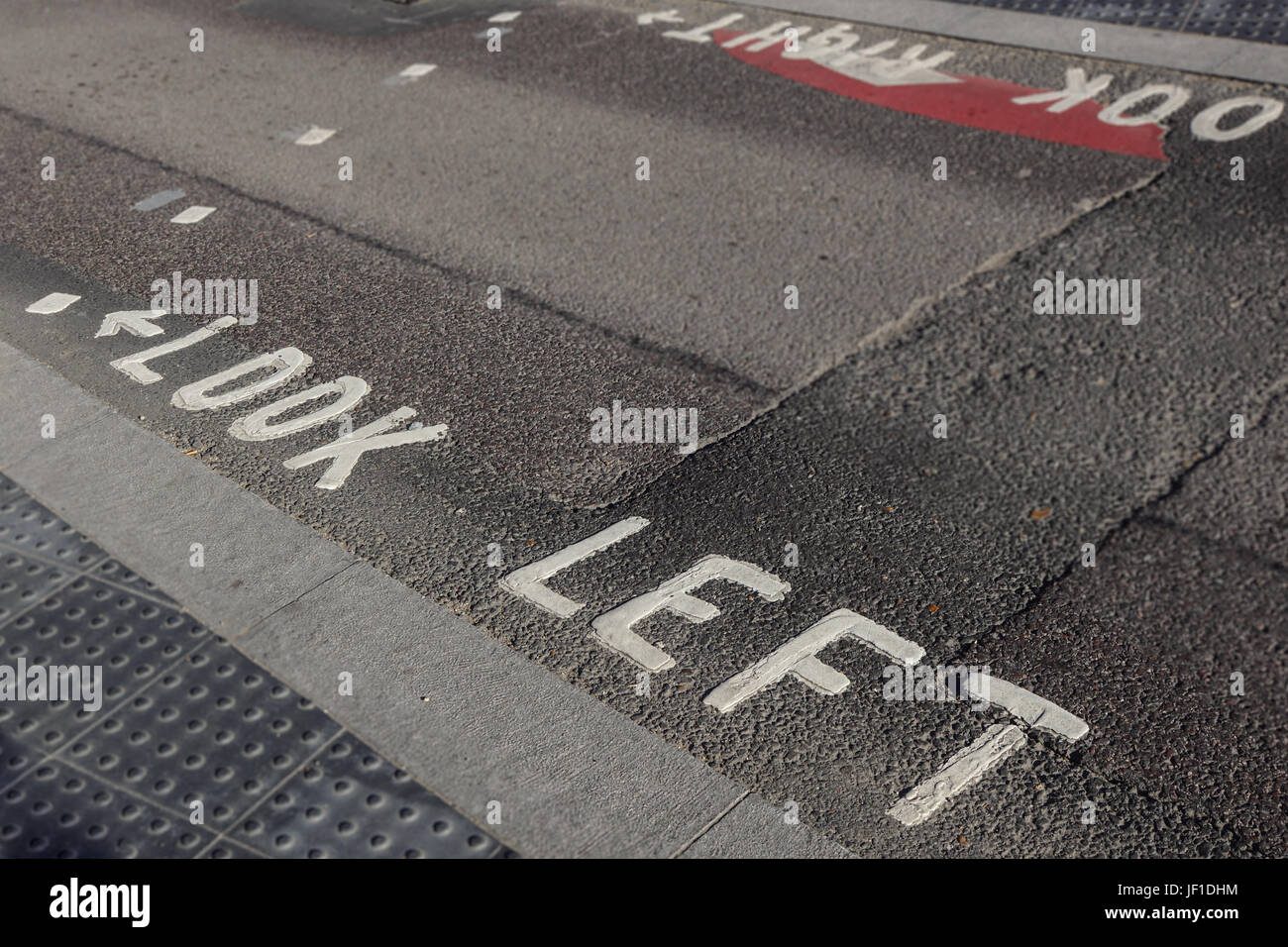 Schauen Sie auf einen Fußgänger Zebrastreifen links Warnung in einer Londoner Straße Stockfoto