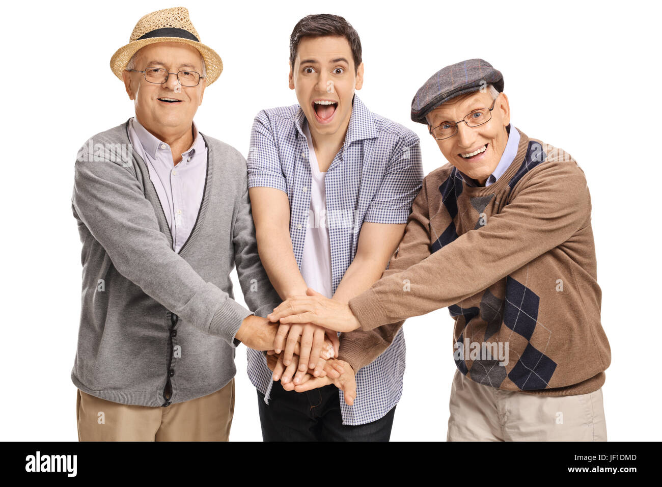 Junger Kerl und zwei reife Männer ihre Hände zusammen und schaut in die Kamera, die isoliert auf weißem Hintergrund Stockfoto
