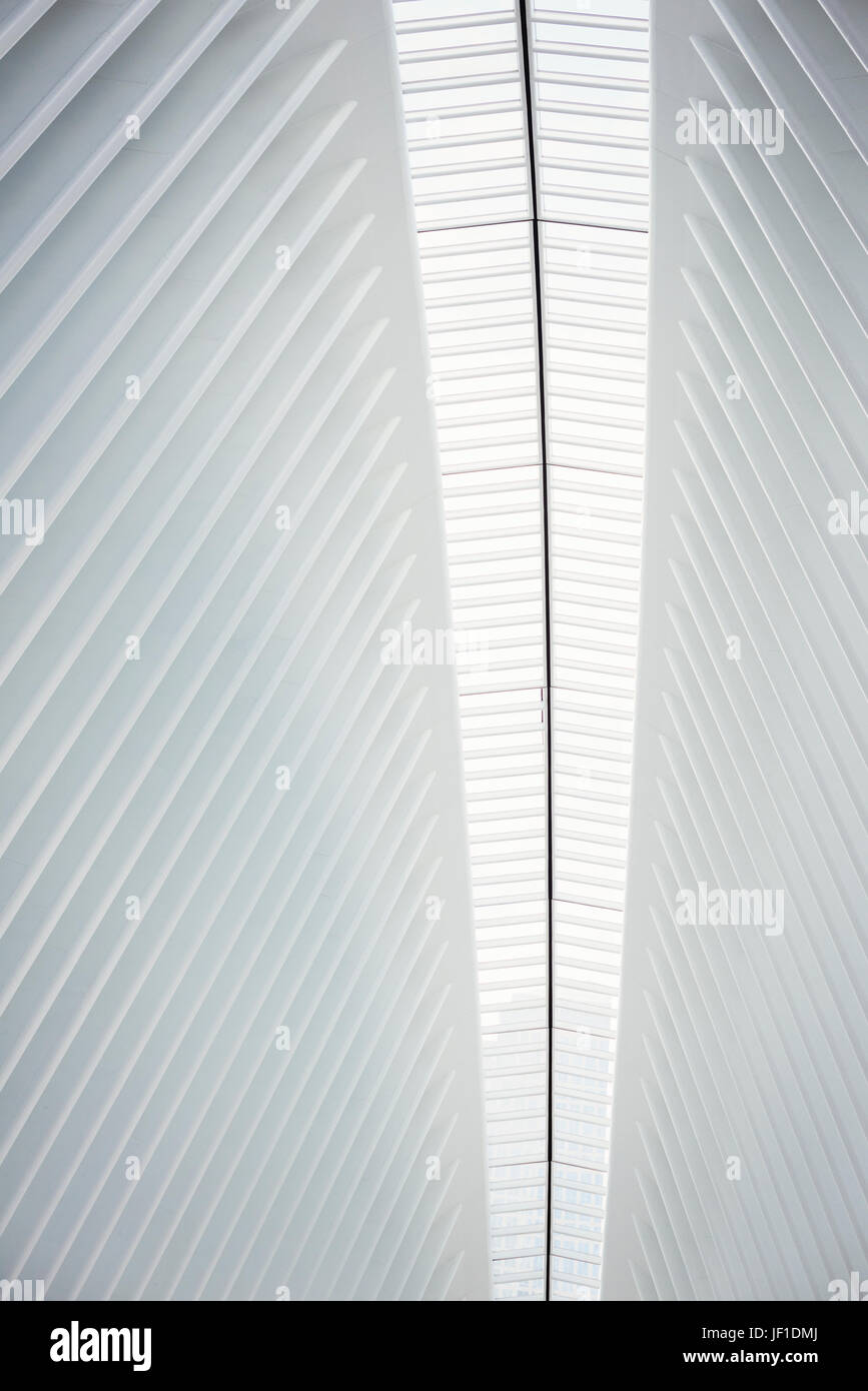 Der Mitteldorn die Dachkonstruktion und die Grate in der Dachlinie im World Trade Center-Hub, das Oculus Gebäude in New York City. Stockfoto