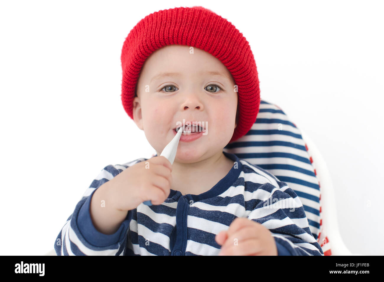 Baby mit Thermometer auf weißem Hintergrund Stockfoto