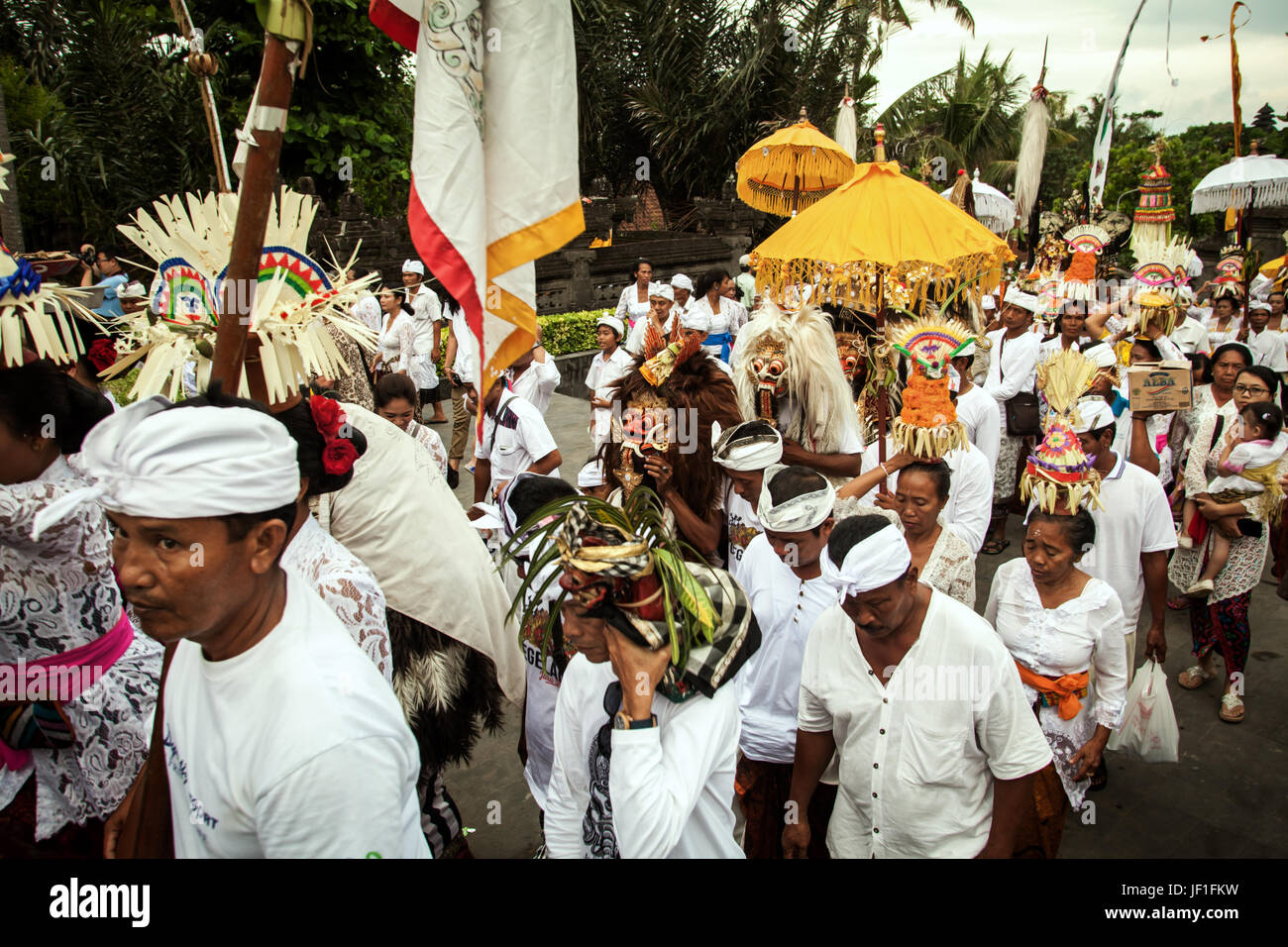 Bunte balinesische Kultur im Melasti Zeremonie Prozession am Tanah Lot Tempel in Bali als Hindu's Parade zur nächstgelegenen Quelle des Wassers zu huldigen Stockfoto