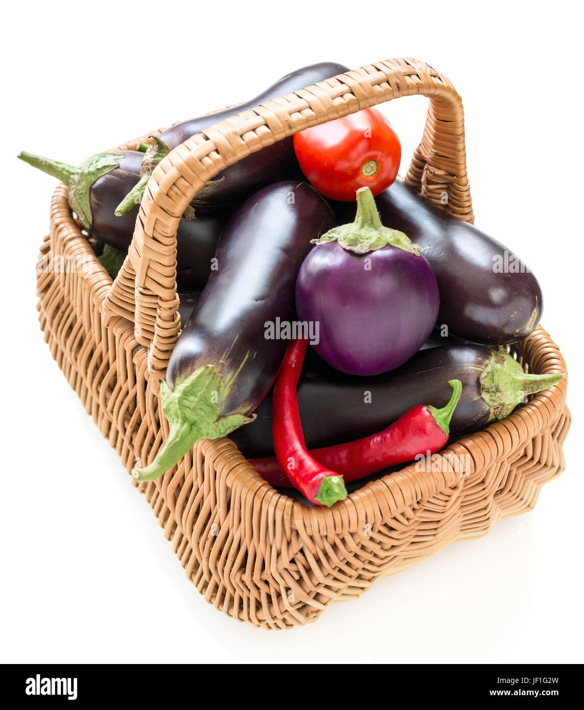Auberginen, Tomaten und Peperoni in einem Korb. Stockfoto