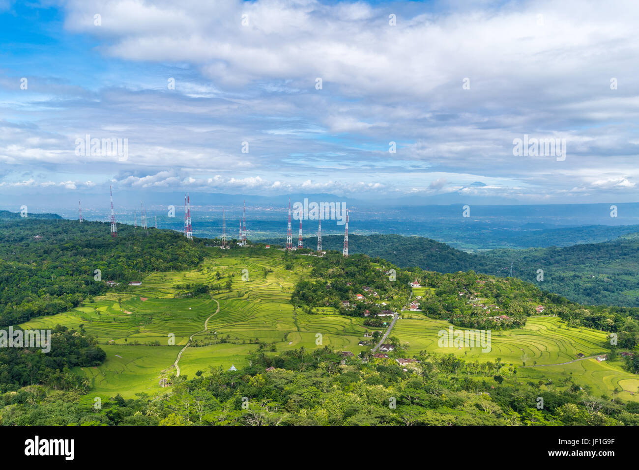 Privilegierte Hügel Blick auf indonesischen Landschaft mit kleinen Dörfern, Reisterrassen und Reisfeldern umgeben von üppiger Vegetation. Stockfoto