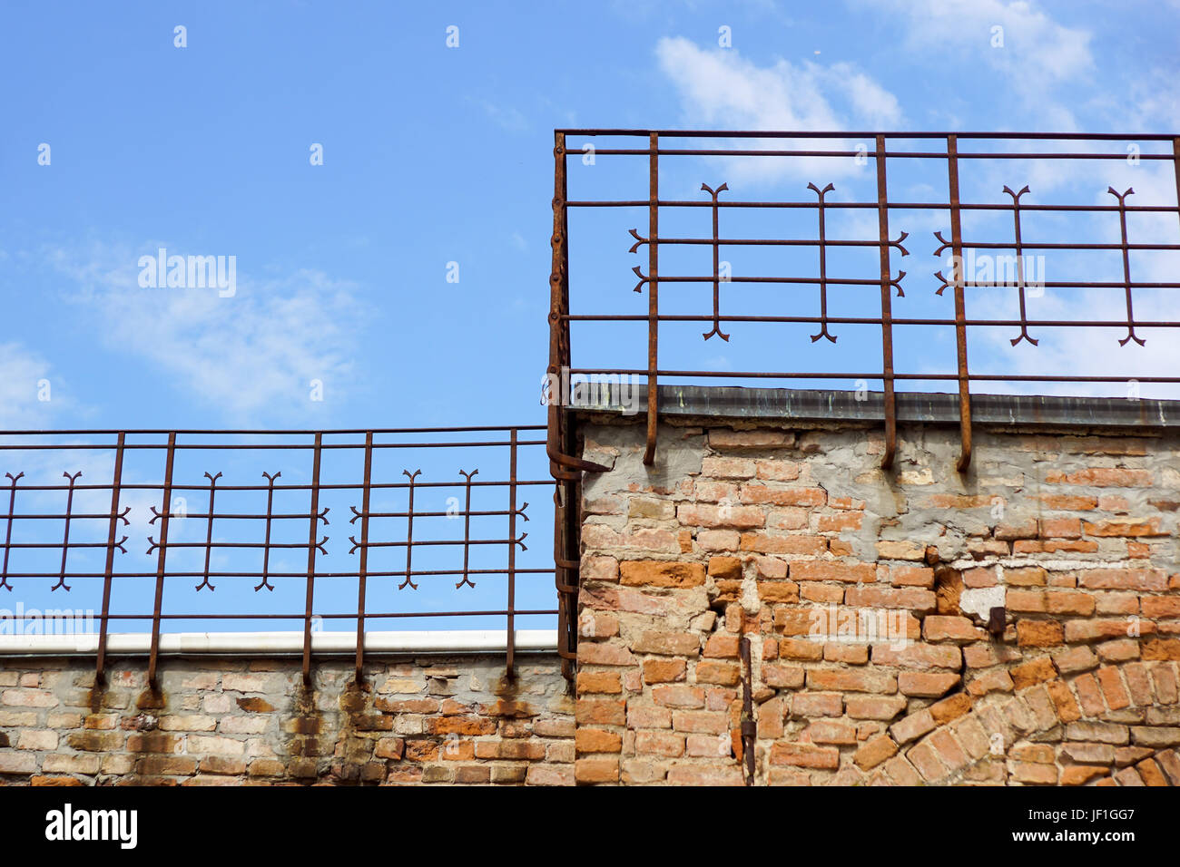 mittelalterliche Balkon vorne am Schloss auf einem roten Backsteinfassade Stockfoto