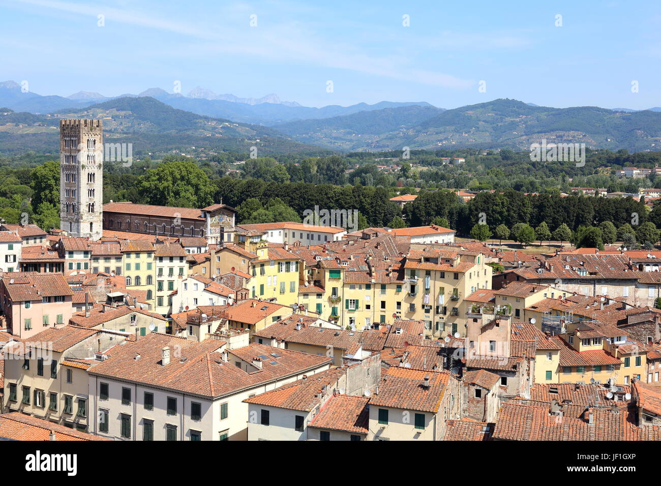 Über den Dächern, einen Ausblick auf die Stadt Lucca Italien wie seine Umgebung, gesehen von der Spitze des Torre Guinigi Stockfoto