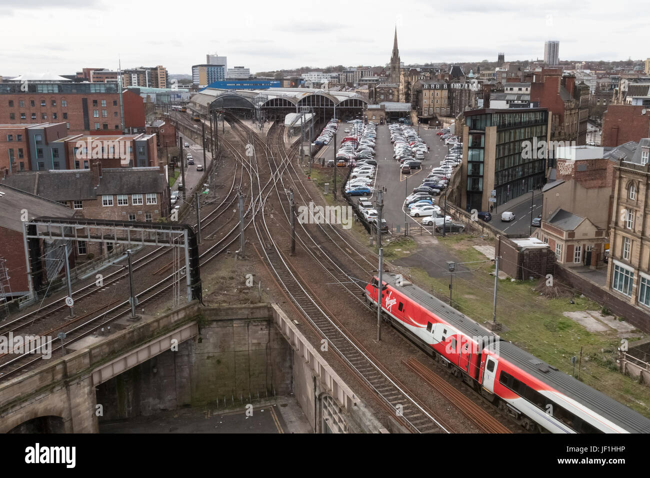Jungfrau-Züge-Ostküsten-Dienst kommt bei Newcastle Bahnhof mit einem Service für London Kings Cross, im 5. April 2017. Heute, am 28. Juni 2 Stockfoto