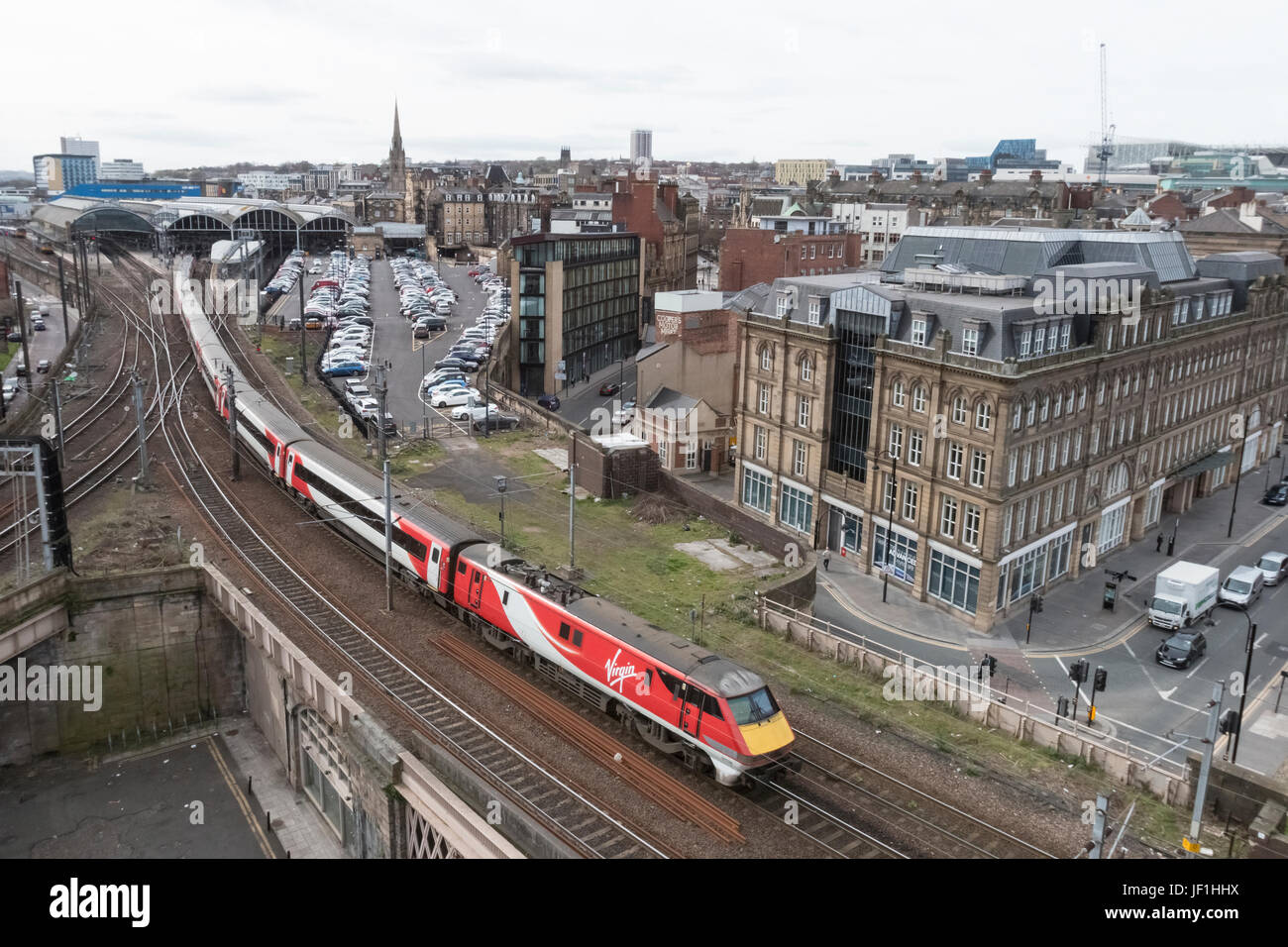 Jungfrau-Züge-Ostküsten-Dienst kommt bei Newcastle Bahnhof mit einem Service für London Kings Cross, im 5. April 2017. Heute, am 28. Juni 2 Stockfoto