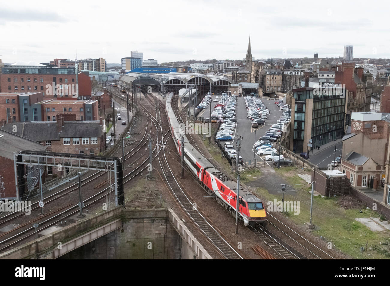 Jungfrau-Züge-Ostküsten-Dienst kommt bei Newcastle Bahnhof mit einem Service für London Kings Cross, im 5. April 2017. Heute, am 28. Juni 2 Stockfoto
