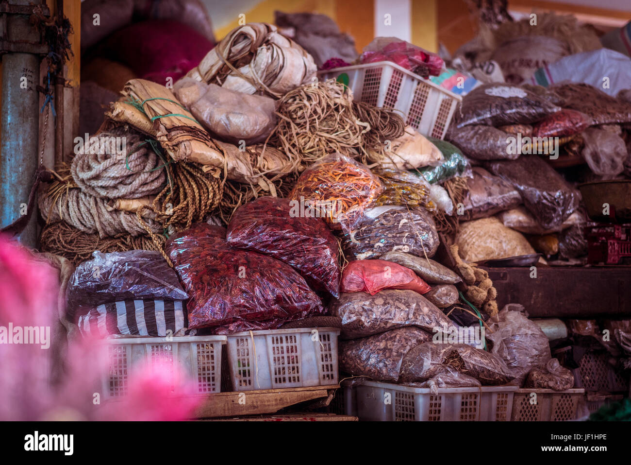 Unorganisiert, aber bunten indonesischen Marktstand, häuften sich mit Taschen aus getrockneten Kräutern, Gewürzen und Seile. Stockfoto