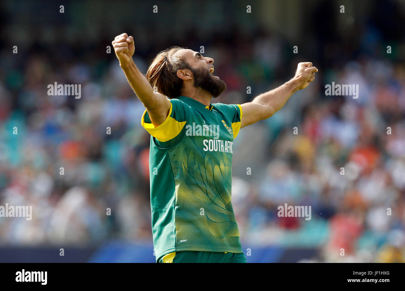 Südafrikas Imran Tahir feiert das Wicket Sri Lankas Upul Tharanga Stockfoto