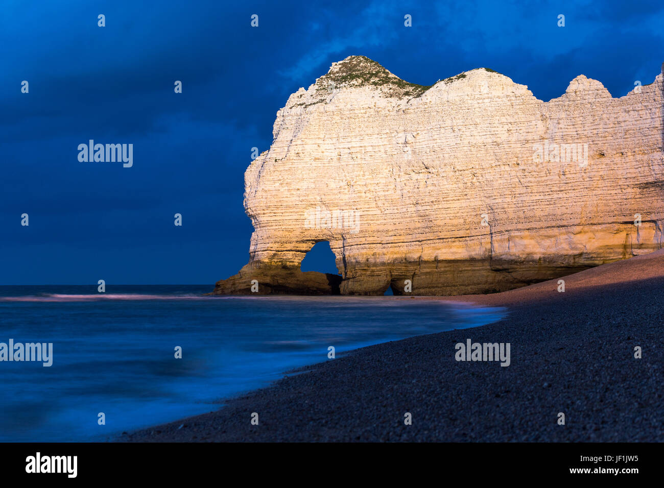 La Manneporte bei Einbruch der Dunkelheit beleuchtet durch Scheinwerfer, Etretat, Cote d'Albatre, Normandie, Frankreich Stockfoto