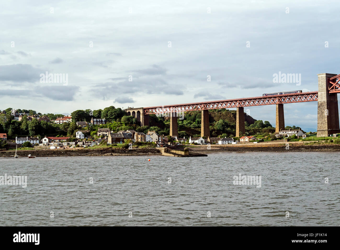 North Queensferry und die Forth Bridge im Abendlicht, gesehen vom Firth of Forth Fife Schottland UK Stockfoto