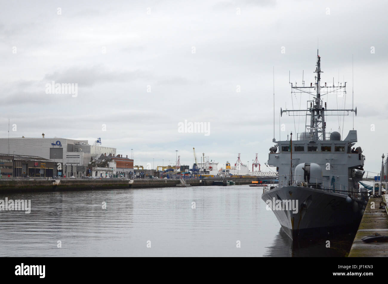 Vorderansicht der irischen Marine Schiff auf den Fluss Liffey in Dublin, Irland Stockfoto