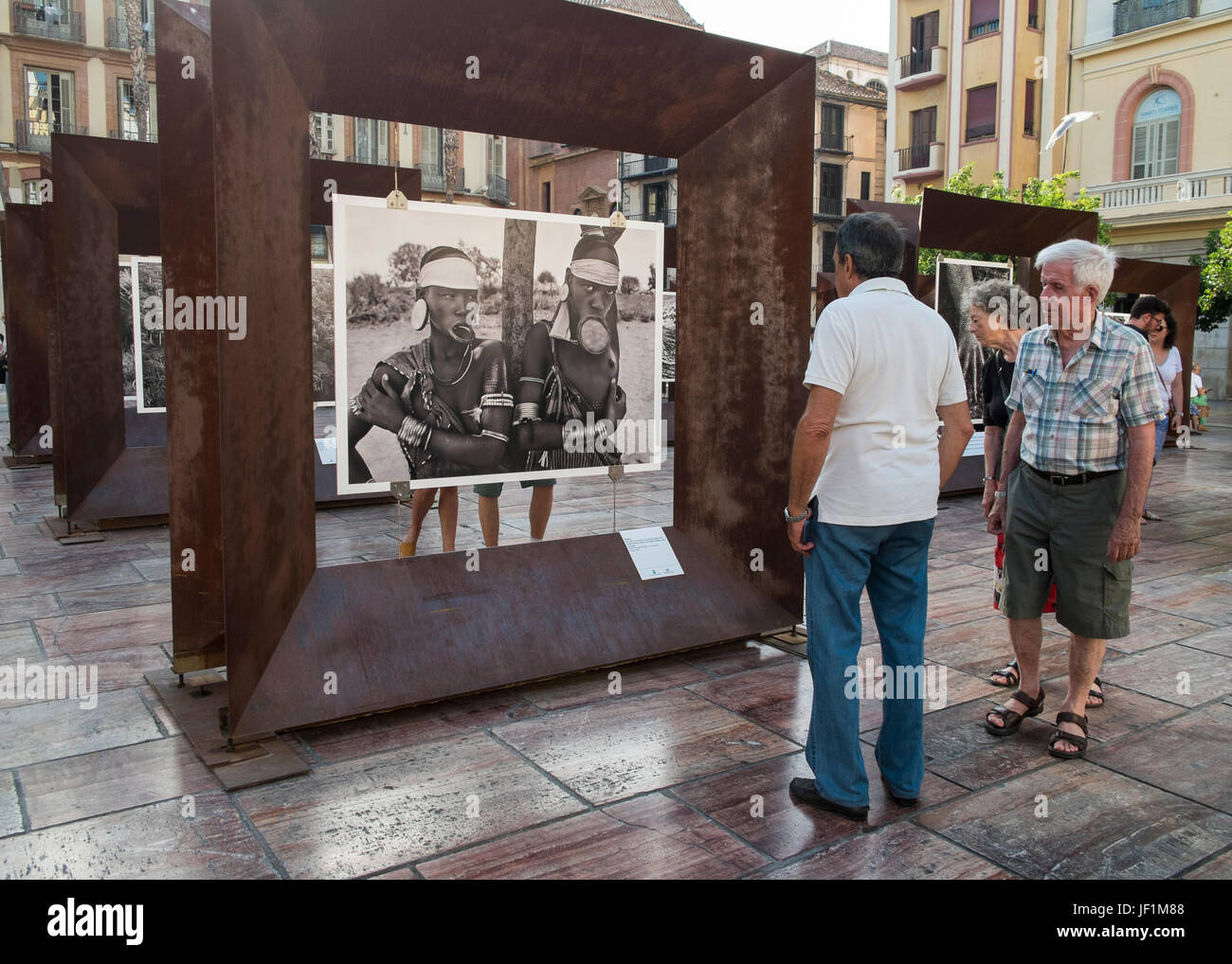 Ausstellung "Genesis" von der brasilianische Fotograf Sebastião Salgado. Plaza De La Constitución, Málaga, Spanien. Stockfoto