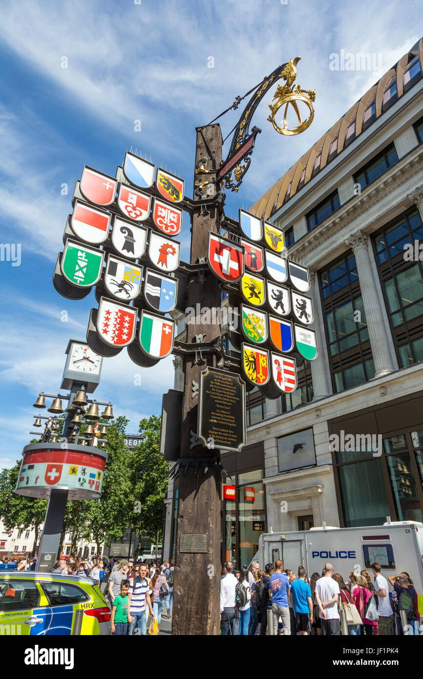 Kantonalen Baum zeigt das Wappen der 26 Kantone der Schweiz, Leicester Square, London, UK Stockfoto