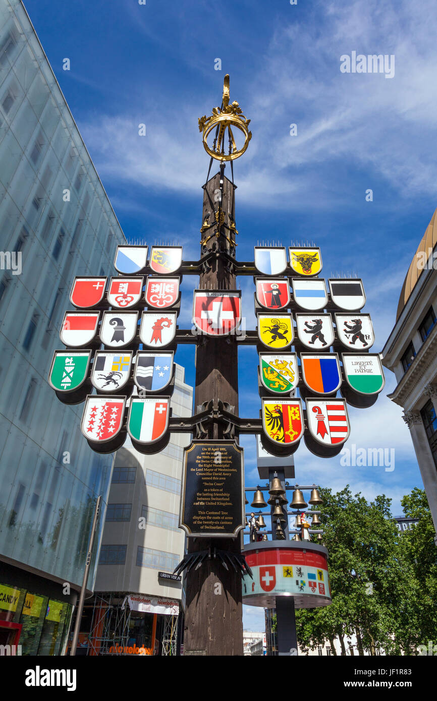 Kantonalen Baum zeigt das Wappen der 26 Kantone der Schweiz, Leicester Square, London, UK Stockfoto