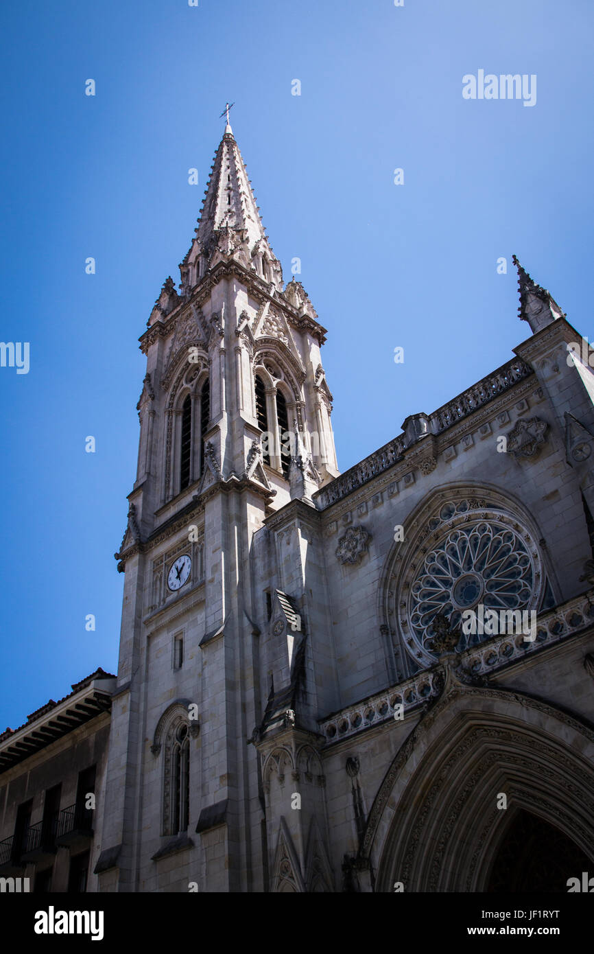 Catedral de Santiago (St James' Kathedrale) an einem Sommertag in Bilbao, Spanien Stockfoto