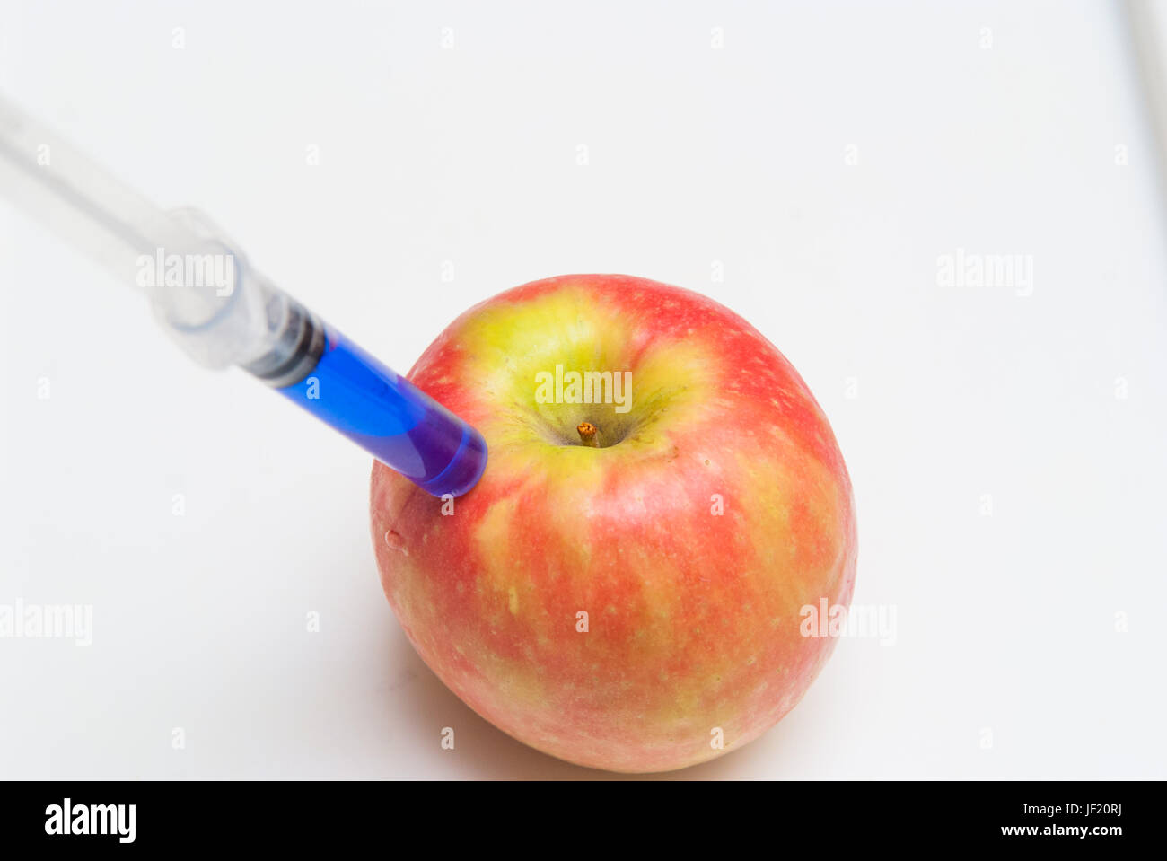 GM-Food-Konzept, Zusatzstoffe und Chemikalien in Obst injiziert werden Stockfoto