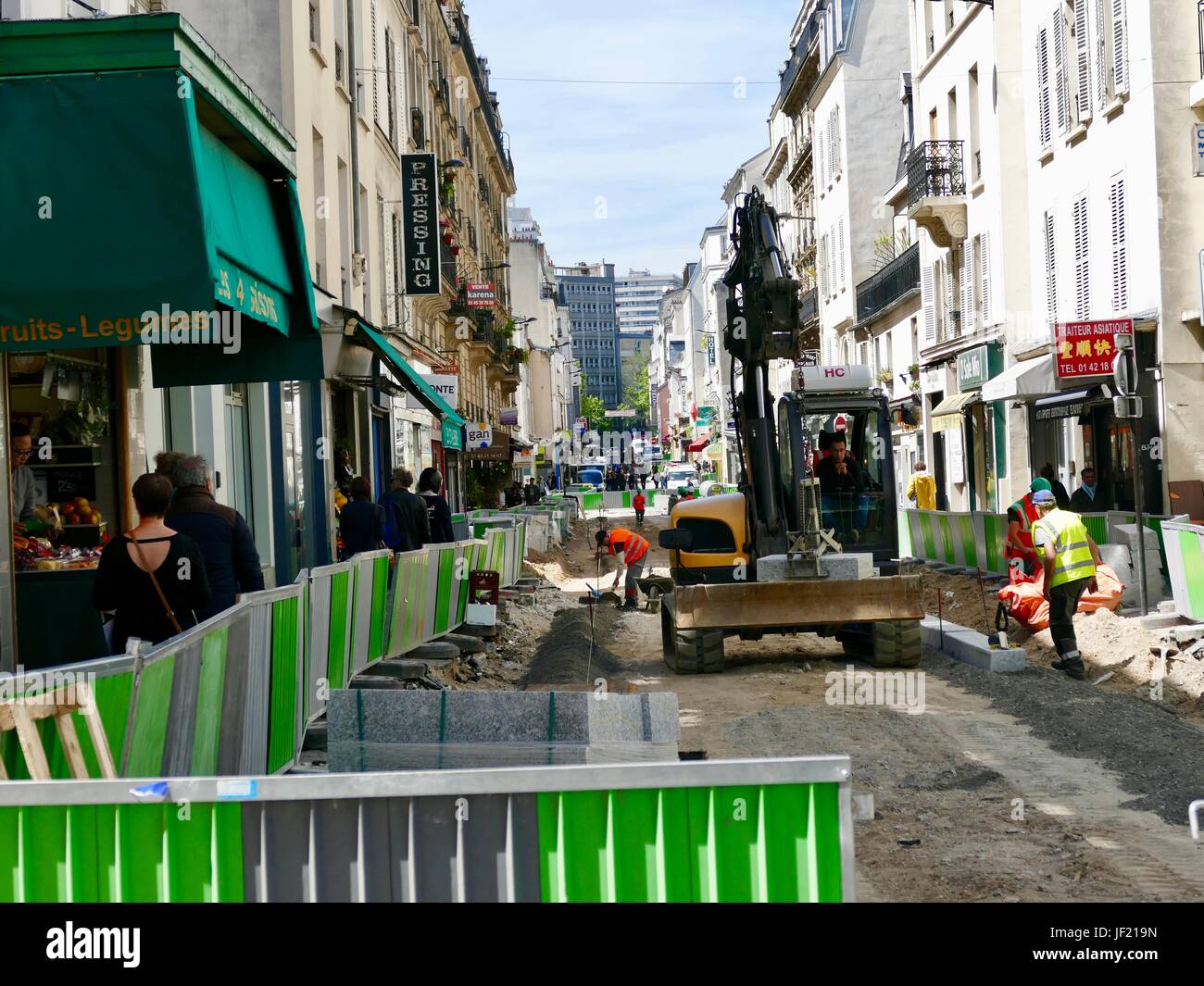 Bautätigkeit, rue Daguerre, Arbeiter, Schwermaschinen, grüne Schutzzaun, während Fußgänger arbeiten, um den Bereich Rock. 14. Arr Paris, Frankreich Stockfoto