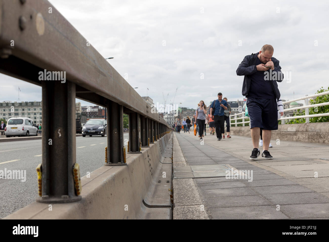 London, Großbritannien, 23. Juni 2017: Anti - Terror - Barrieren auf Waterloo Brücken installiert, die die Öffentlichkeit in Zukunft auto Terror atacks zu schützen. Stockfoto