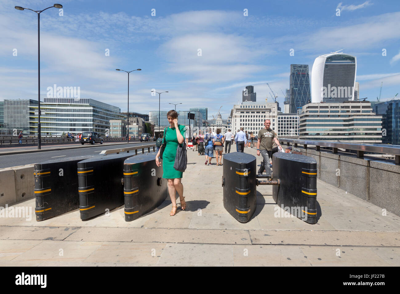 London, Großbritannien, 26. Juni 2017: Anti - Terror - Barrieren auf die London Bridge installiert, die die Öffentlichkeit in Zukunft auto Terror atacks zu schützen. Stockfoto