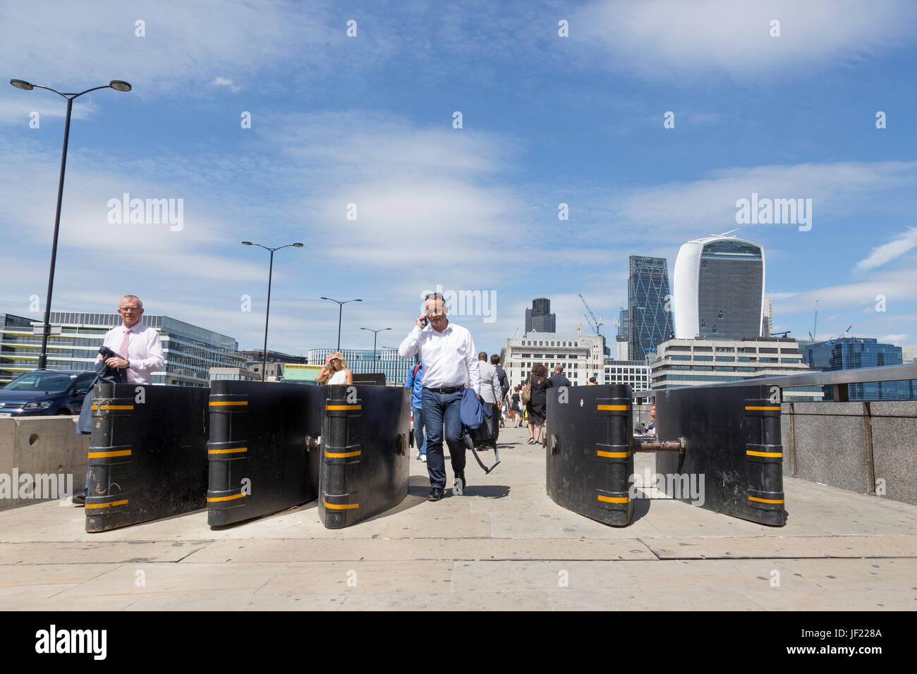 London, Großbritannien, 26. Juni 2017: Anti - Terror - Barrieren auf die London Bridge installiert, die die Öffentlichkeit in Zukunft auto Terror atacks zu schützen. Stockfoto