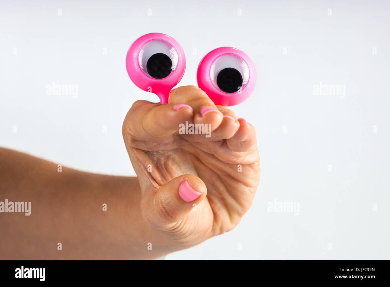 lustiger Charakter Kreatur suchen überrascht mit offenem Mund, mit weiblichen Hand und Googly Augen dargestellt. Isoliert auf weiss mit Textfreiraum Stockfoto