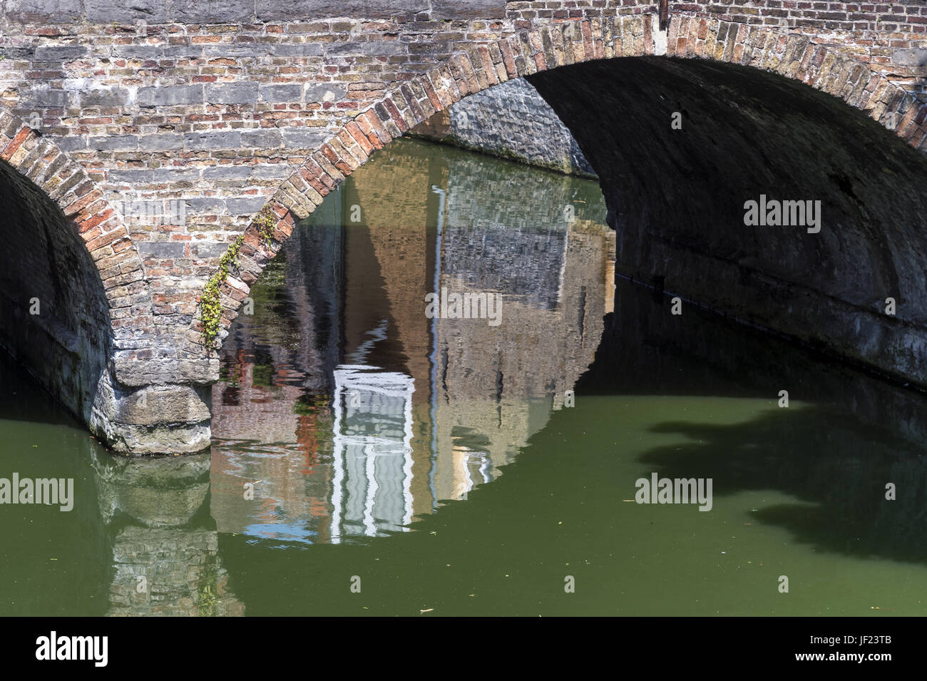 Detail einer kreisförmigen Bogenbrücke. Stockfoto