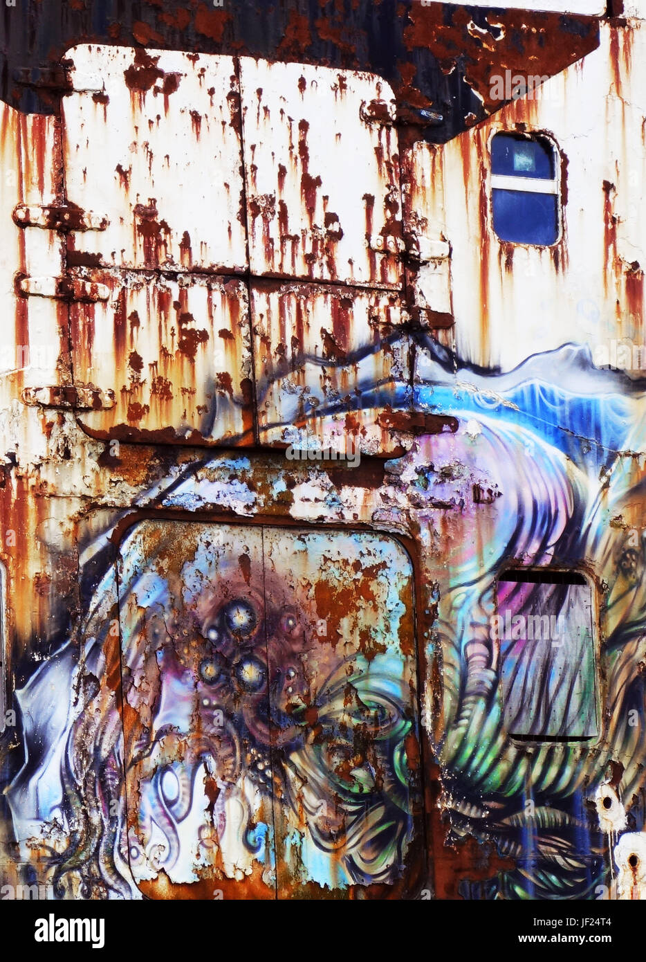 Graffiti auf einem alten Ozeandampfer versenden Stockfoto