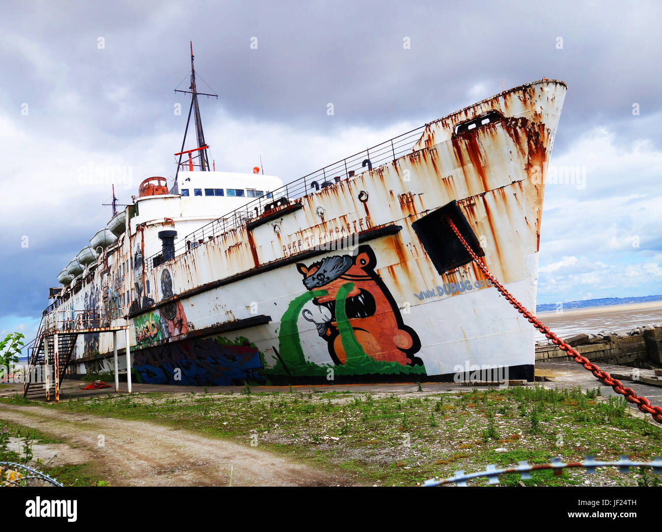 Graffiti auf einem alten Ozeandampfer versenden Stockfoto