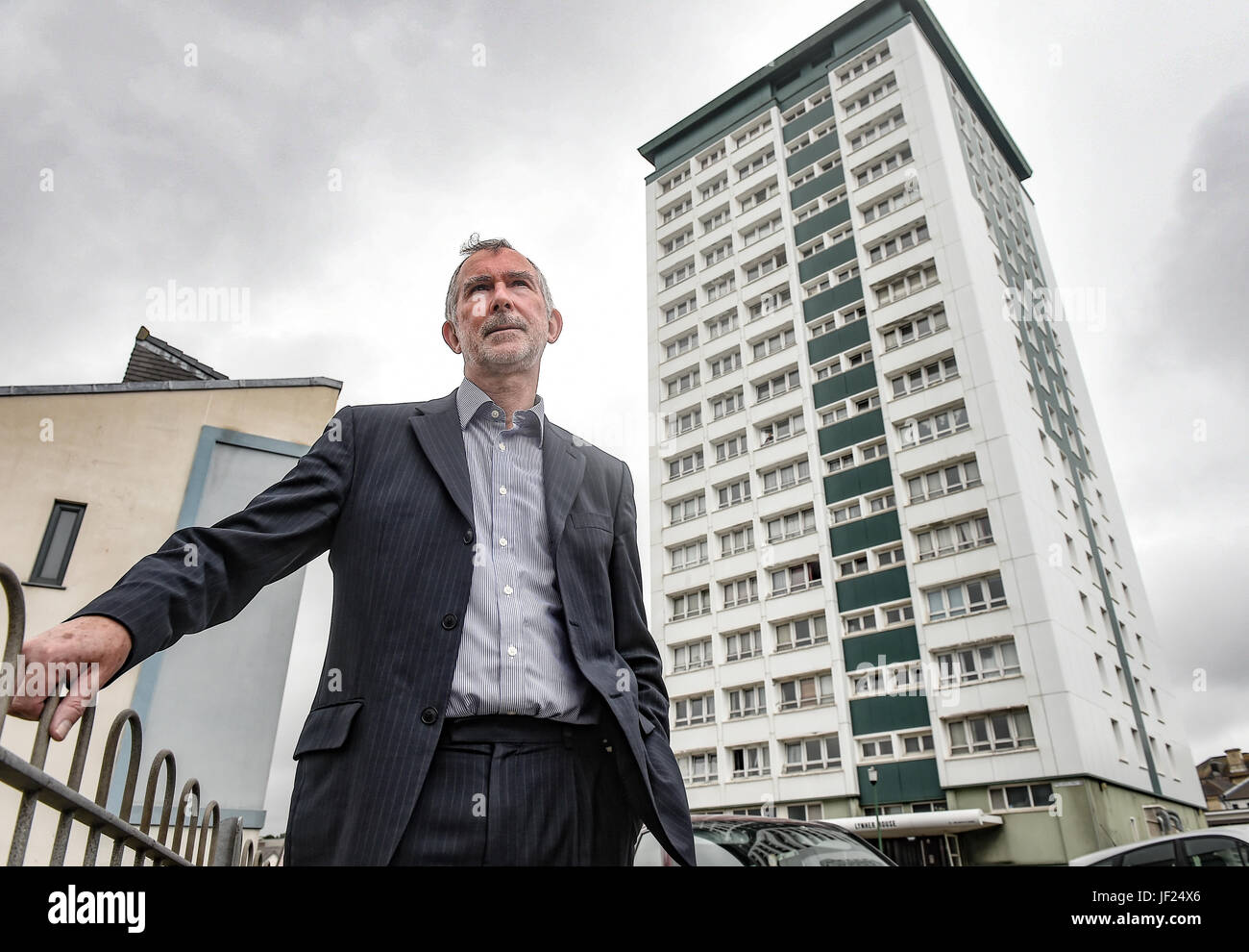 Urheberrechtlich geschütztes Bild von Paul Slater Bilder Ltd - Führer der Plymouth Stadtrat Ian Bowyer außerhalb Mountwise Türme, Devonport, Plymouth. Stockfoto