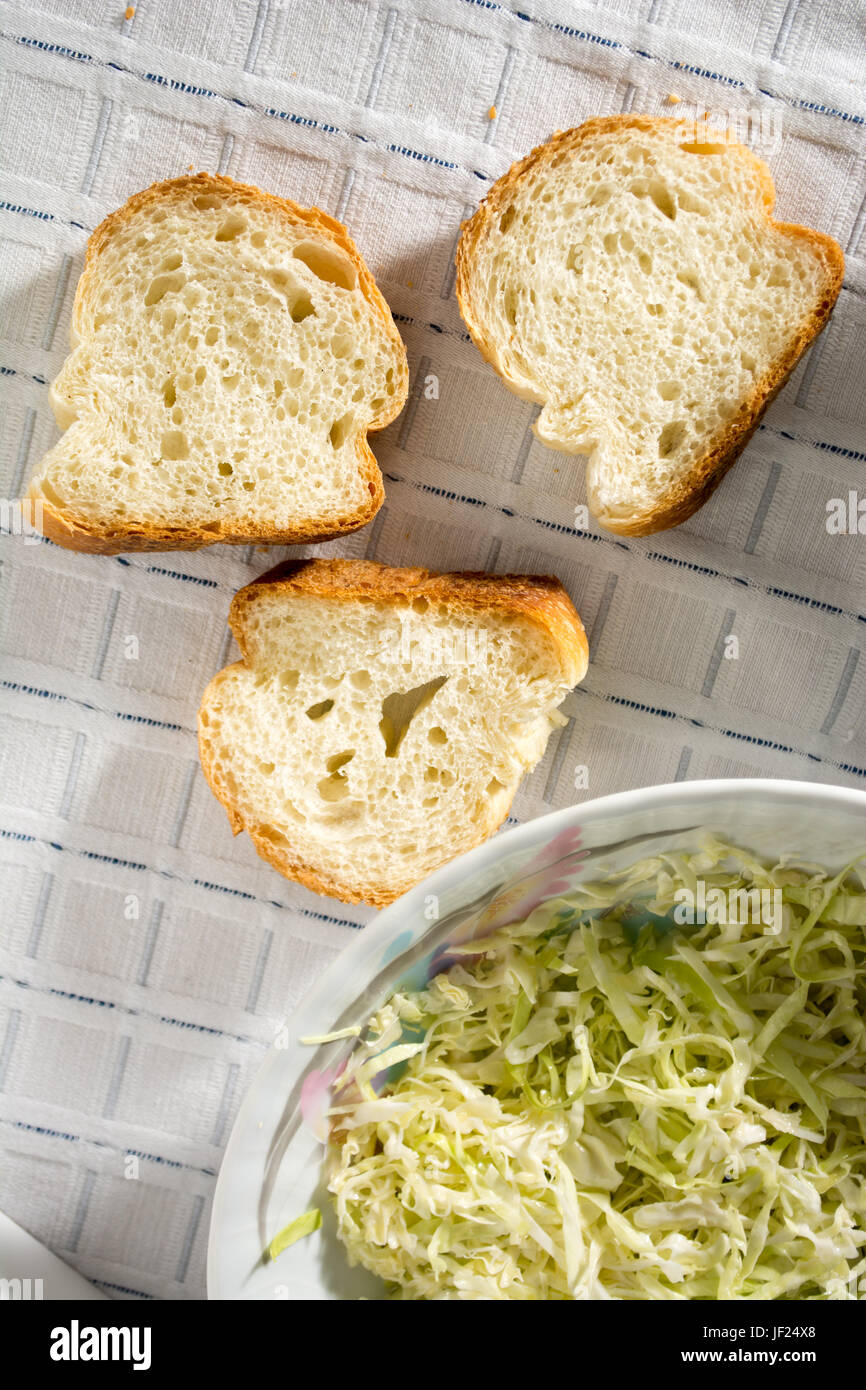 Scheiben Brot mit Eintopf Gericht Stockfoto