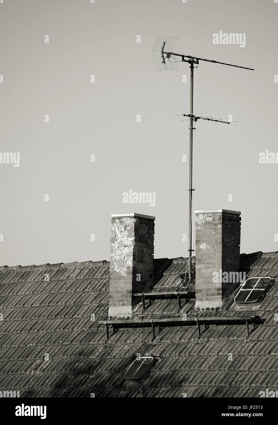 Alte Antennen auf dem Dach Stockfoto