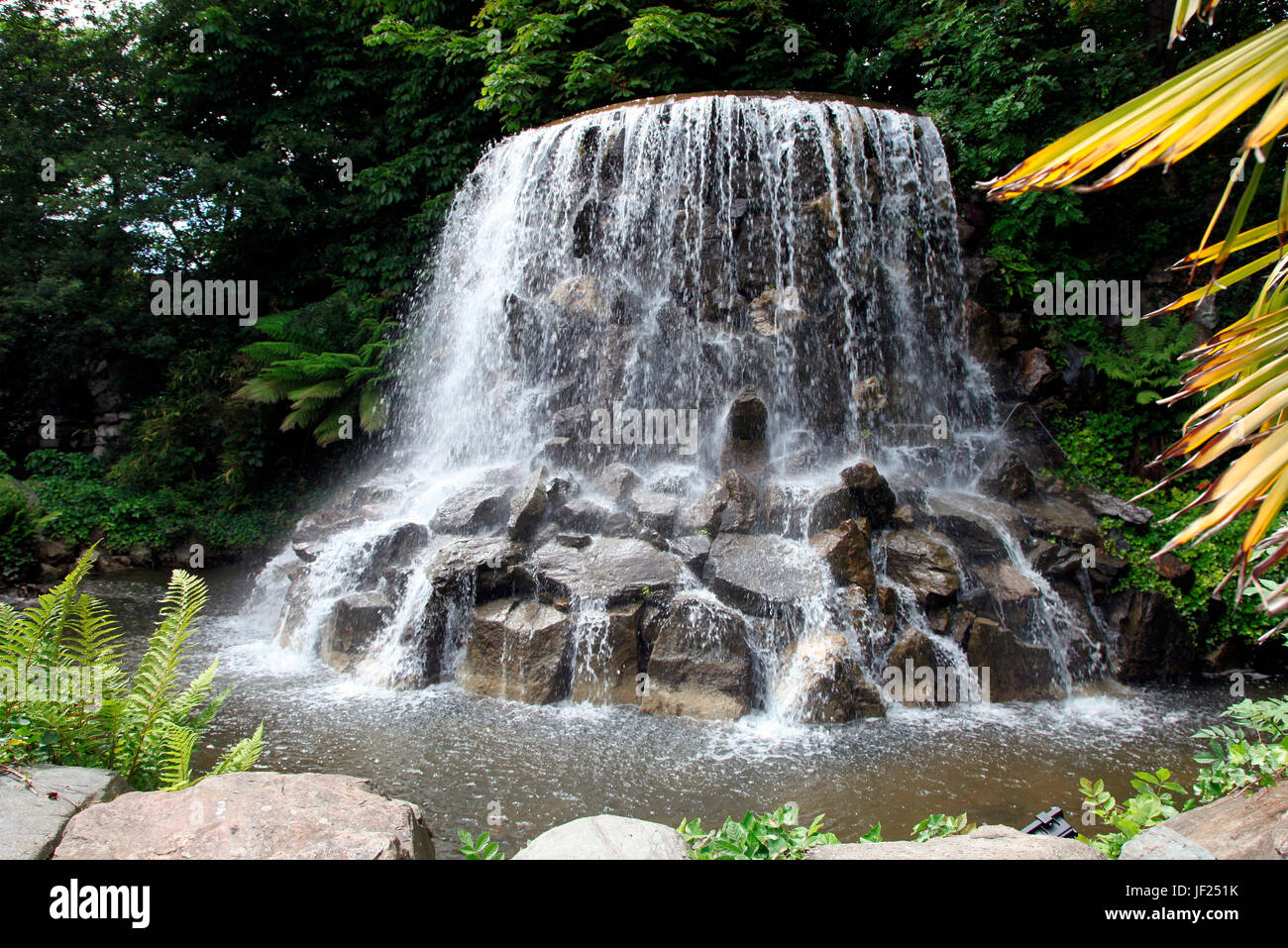 Der Wasserfall Iveagh Gardens, Volkspark, begabt, um die Nation von Lord Iveagh in Dublin, Irland Stockfoto