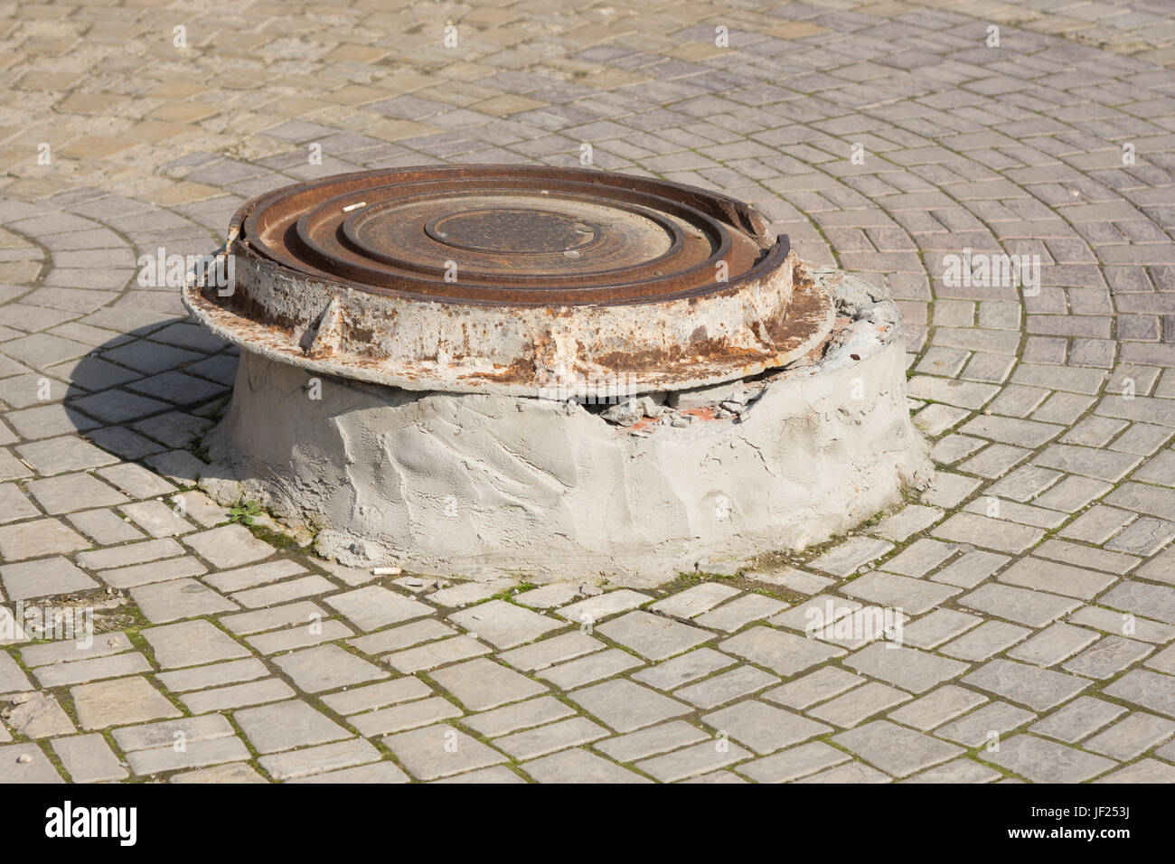 Deckel auf einem konkreten Podest verschieben Stockfoto